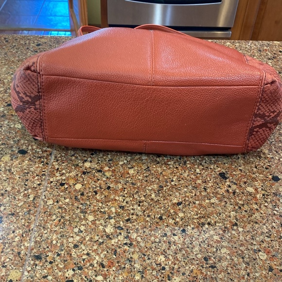 SALE~~***PRICE DROP***  EUC COACH BAG - Picture 3 of 11